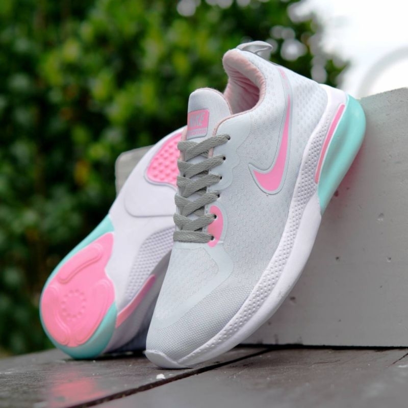 SEPATU SNEAKERS WANITA NIKE ZOYRIDE