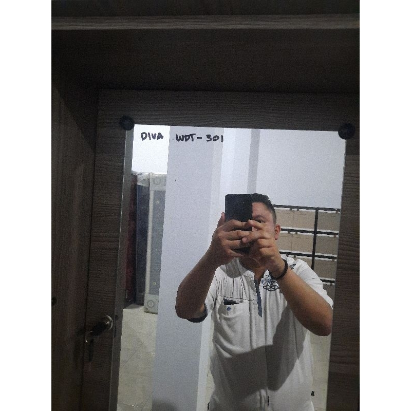 Lemari Pakaian 3 Pintu Diva WDT 301
