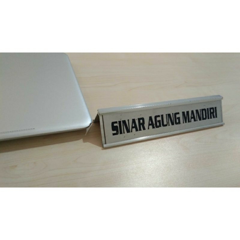 

Papannama Holder name desk 25cm Tidak sama sisi Aluminium