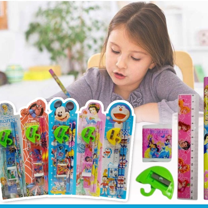 

Alat Tulis Karakter Set 5In1 / Paket Lengkap Pensil Penghapus Rautan Penggaris Bergambar Kartun / Mini Stationery Set Character ATK Peralatan Menulis Anak Sekolah 5 In 1 Souvenir Hadiah kado Motif Lucu Unik Disney Doraemon Frozen Spiderman Mickey Princess