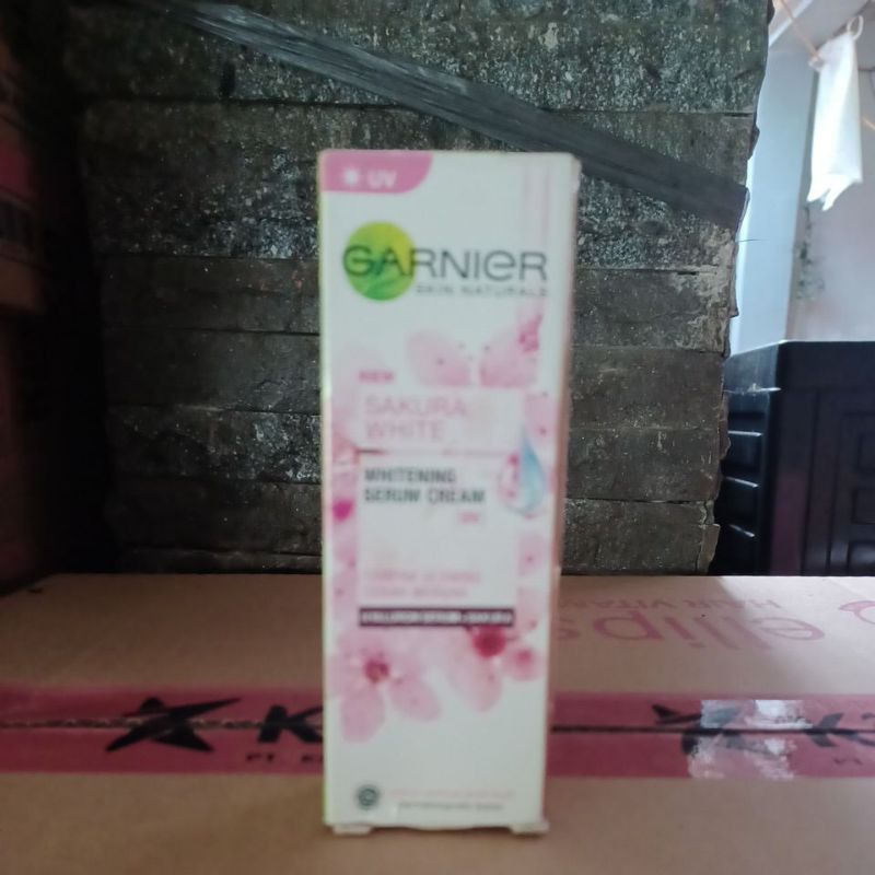 GARNIER SERUM UV DAY CREAM SAKURA GLOW