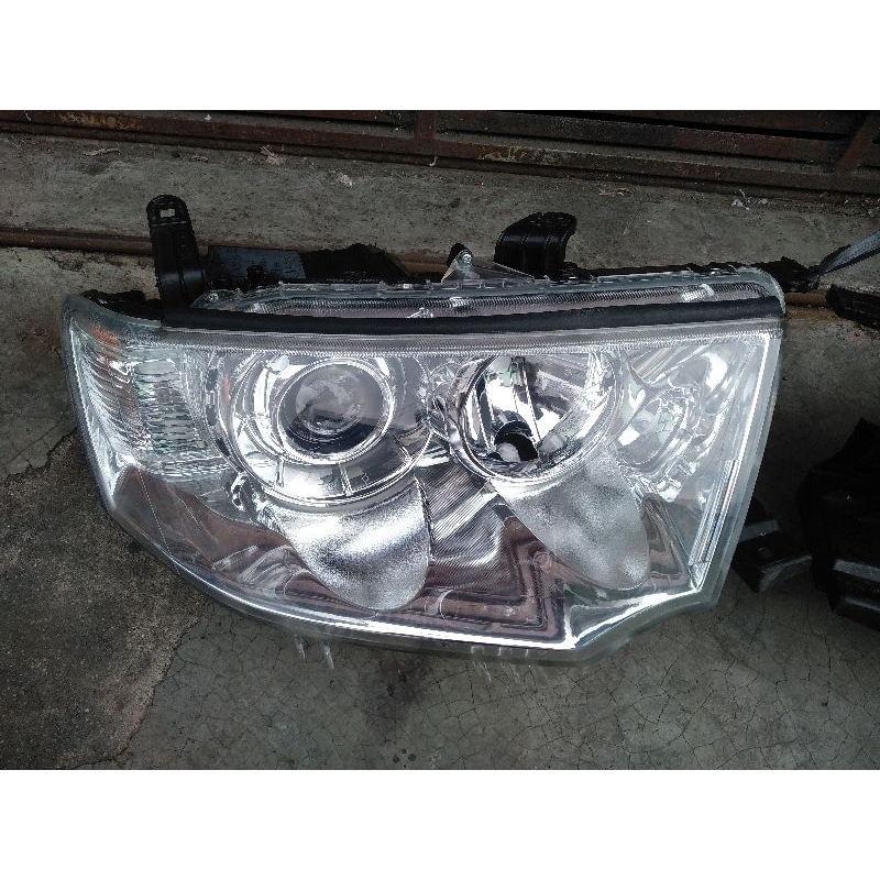 Headalmp Lampu Depan Pajero Sport exceed
