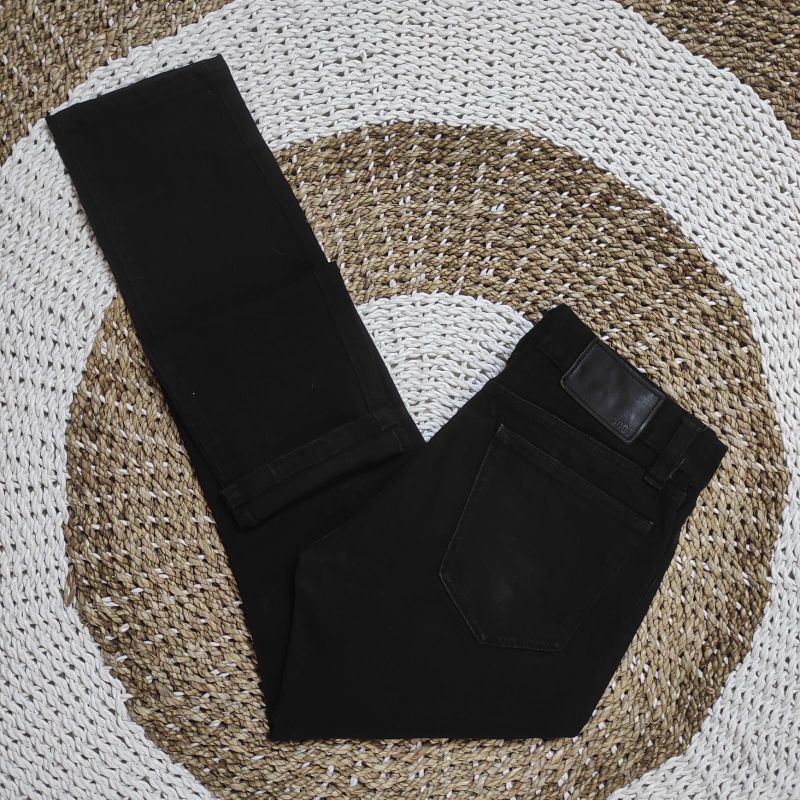 uniqlo jeans pria slimfit hitam pekat
