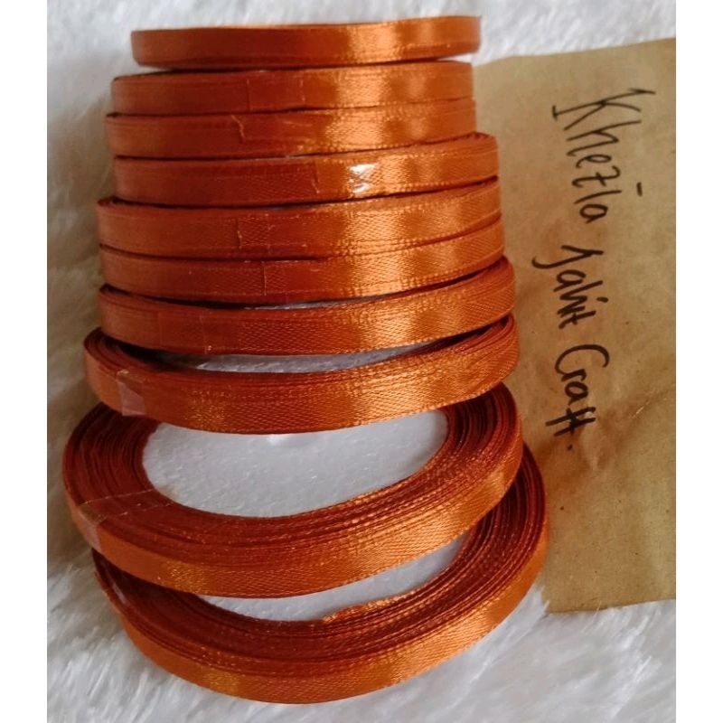 

Pita Satin 1/4 Inci (0,6 cm) Per Roll - Coklat Tua