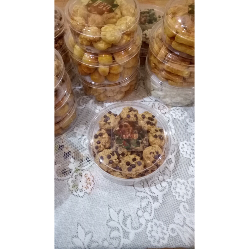 

KUE KERING CHOCOCHIPS PREMIUM 500gram KUKER HAMPERS PARCEL LEBARAN