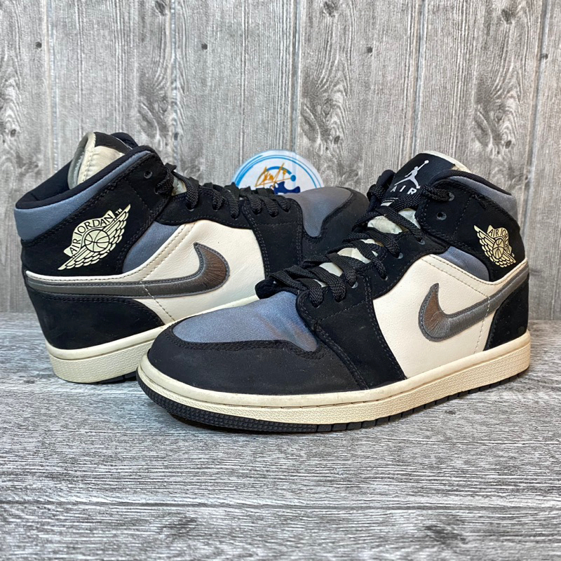 Sepatu Nike Air Jordan 1 Mid