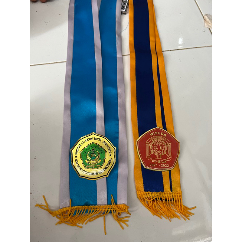 Samir Wisuda, Kalung Wisuda Sepaket Logo Kuningan