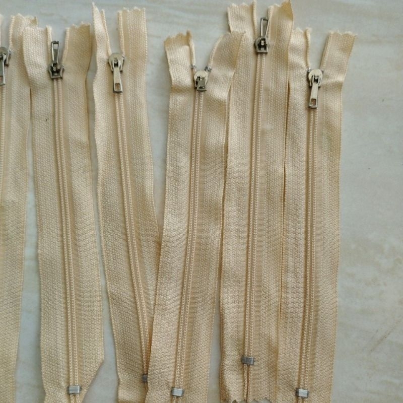 Resleting rok/celana biasa warna krem 15 cm