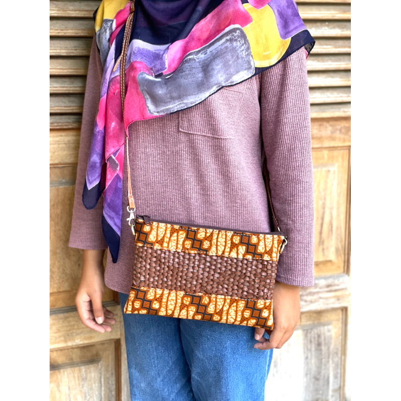 Sling Bag batik kombinasi kulit anyam (motif dan warna batik dibkirim random)