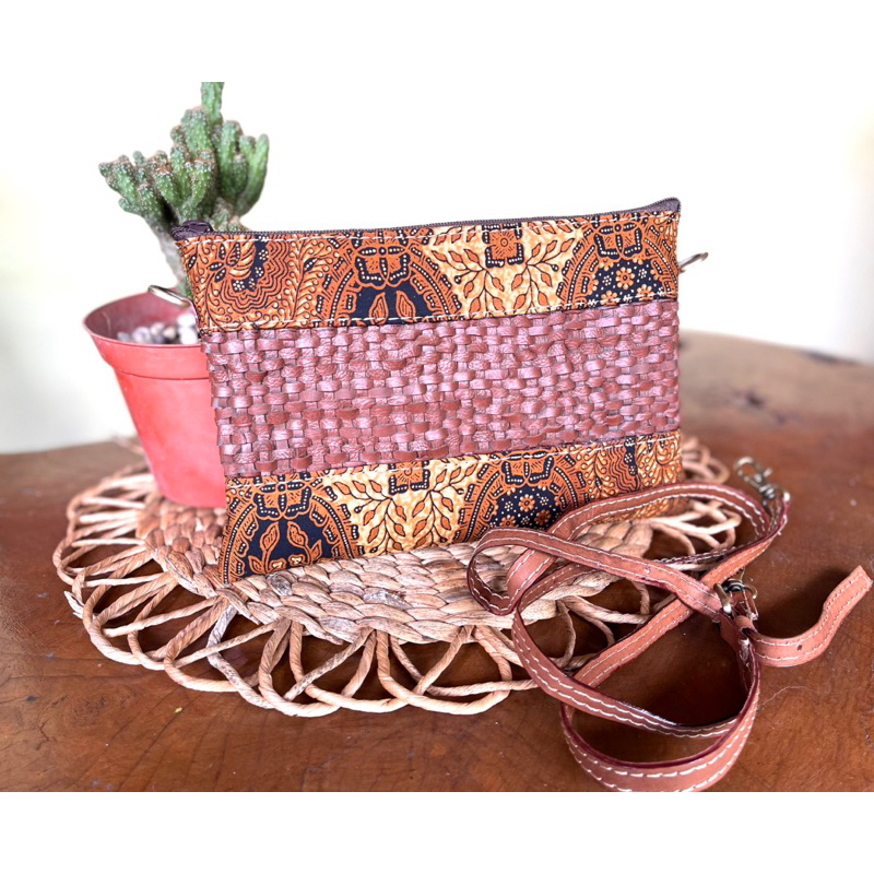 Sling Bag batik kombinasi kulit anyam (motif dan warna batik dibkirim random)