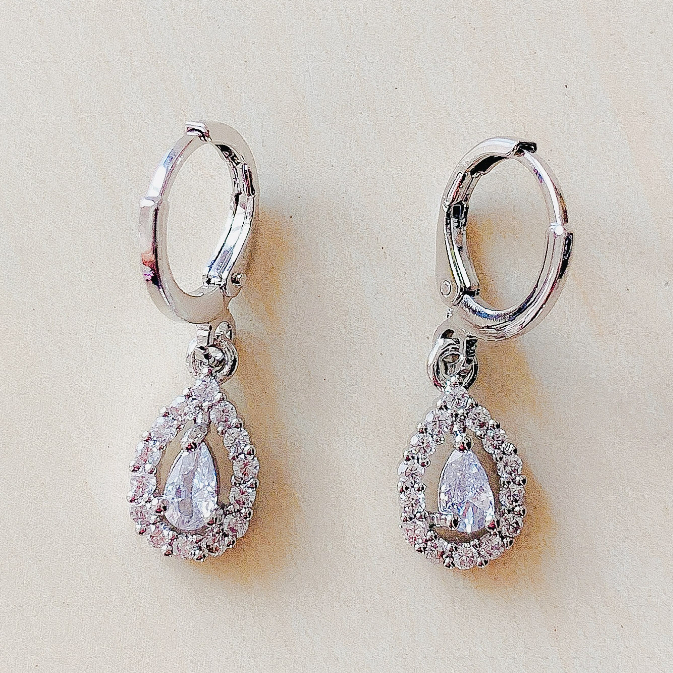 Anting Wanita Oval Rintik Kristal Zirconia Silver