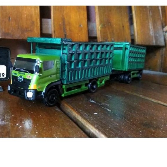 Miniatur truk Hino 500 gandengan