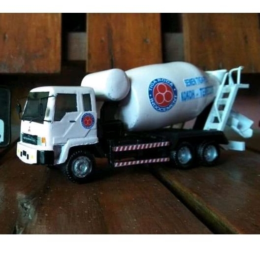 Miniatur truk Fuso Molen Tiga Roda