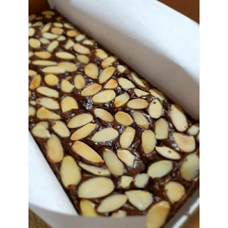 

Fudgy Brownies Premium - Almond