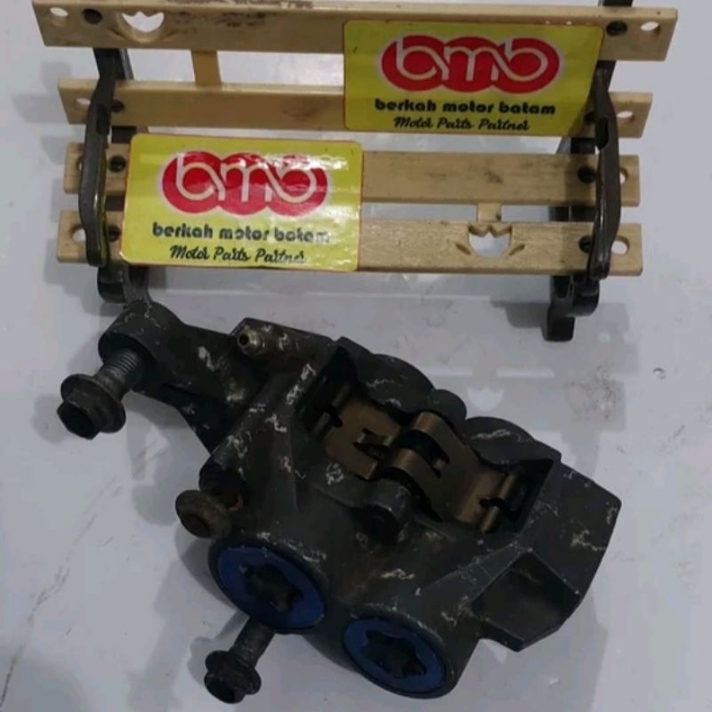 Kaliper depan kiri front left caliper 4 piston port sumitomo original bekas used