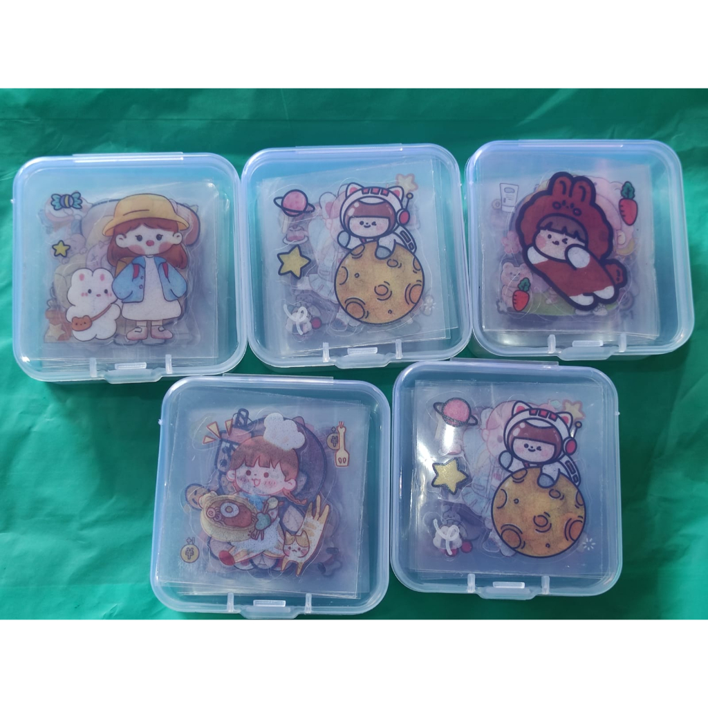 MAINAN STICKER MOMO KOTAK PLASTIK 5CM / MAINAN ANAK STIKER KOTAK PER 1 KOTAK
