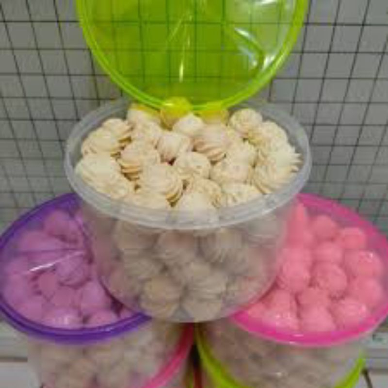 

Kue sagu mini kemasan toples