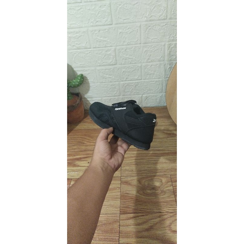 sepatu sneaker anak hitam