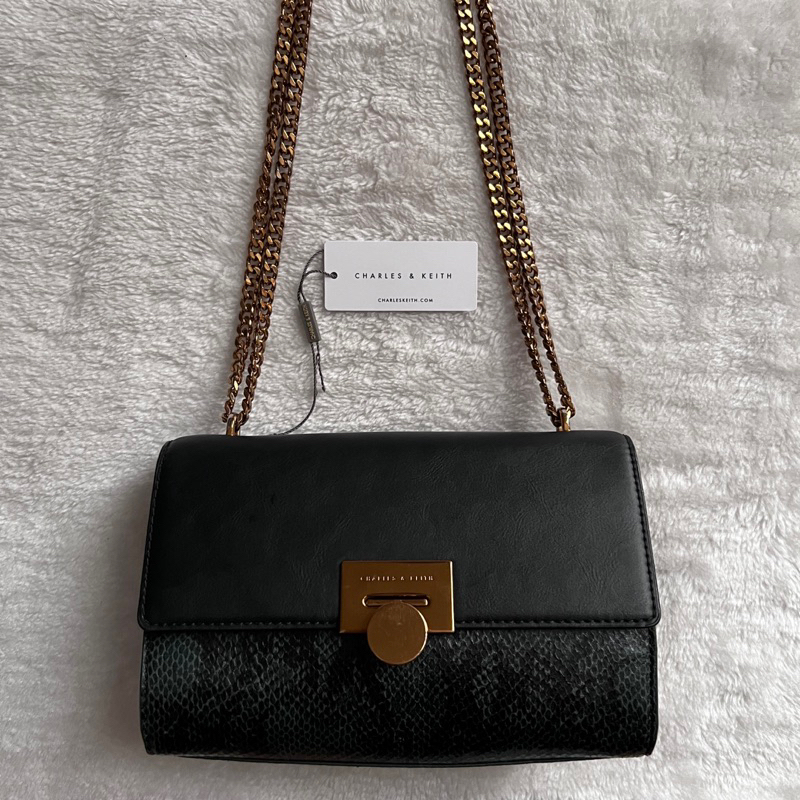 Tas Charles And Keith Snake Print Chain Clutch Green