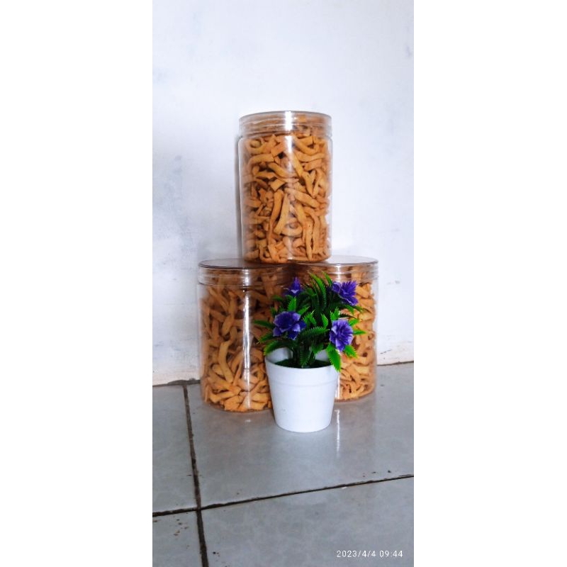 

kue bawang rasa pedas manis 3 toples 58k saja