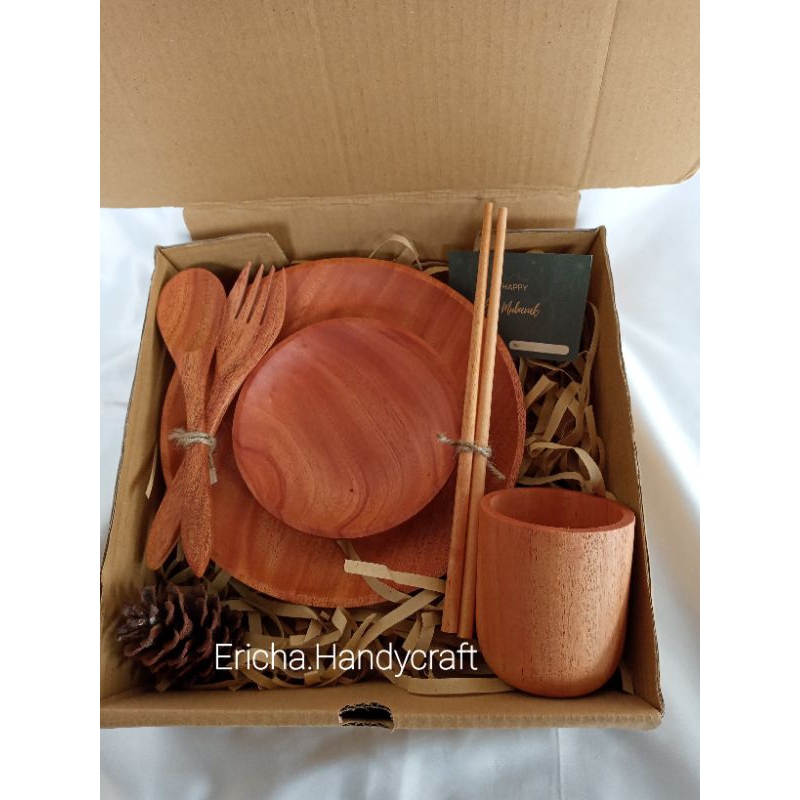 

hampers kayu mahoni set piring kayu+gelas