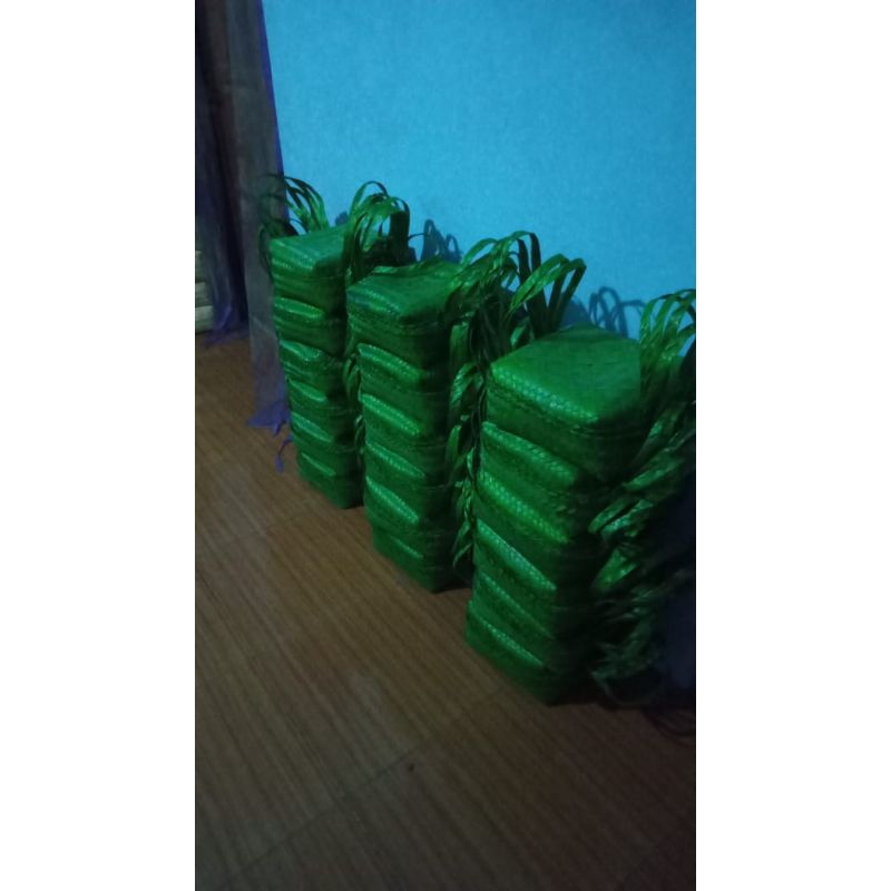 Besek tangkai warna/besek jinjing warna sepasang