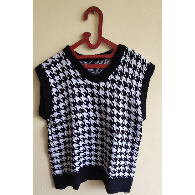 Korean Crop Vest Black & White