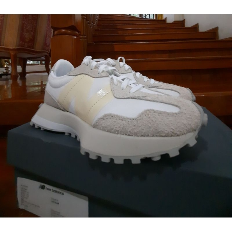 New Balance 327 |Preloved new balance | new balance 327 sea salt with white