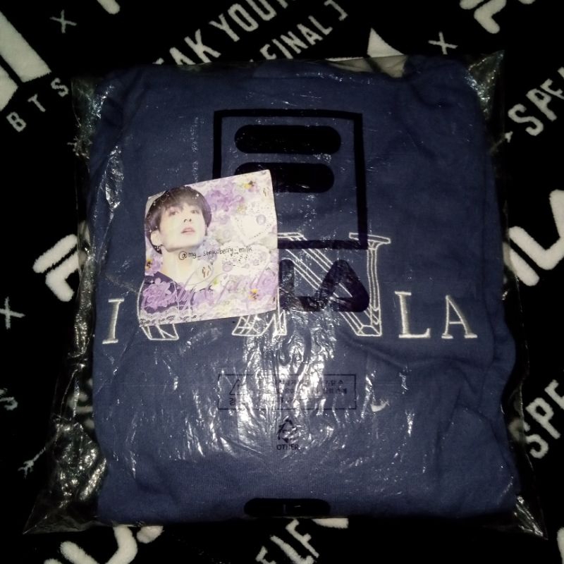 (Mohon Baca Deskripsi) Preloved BTS Hoodie Fila x BTS Taehyung Navy Ukuran L                                                                                                                    Biru Dongker Taehyung Official