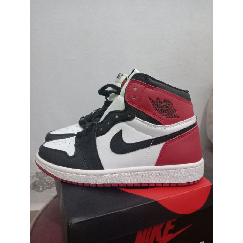 Air Jordan 1 High Black Toe