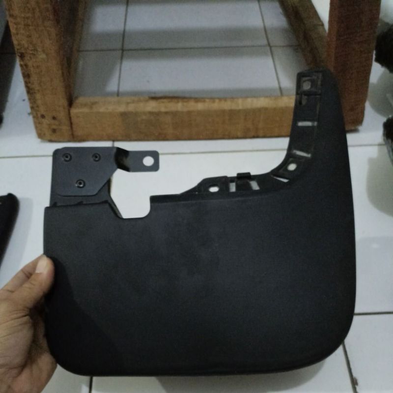 MUD GUARD NISSAN TERRANO PEPET LUMPUR TERANO KANAN DEPAN ( FR RH)