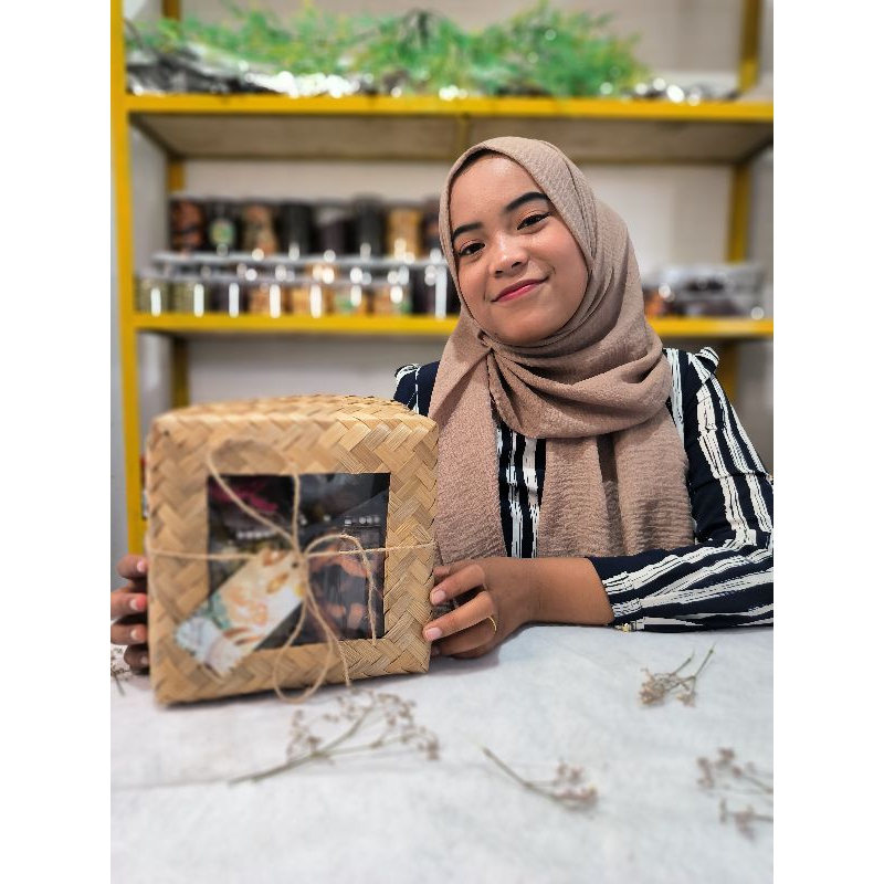 

HAMPERS KERIPIK BESEK TUTUP MIKA PREMIUM LEBARAN ACARA ULTAH SESERAHAN KADO NIKAH ultah acara wedding wisuda