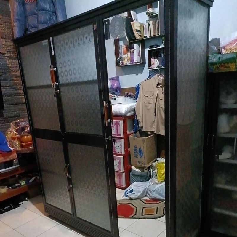 Lemari alumunium kaca