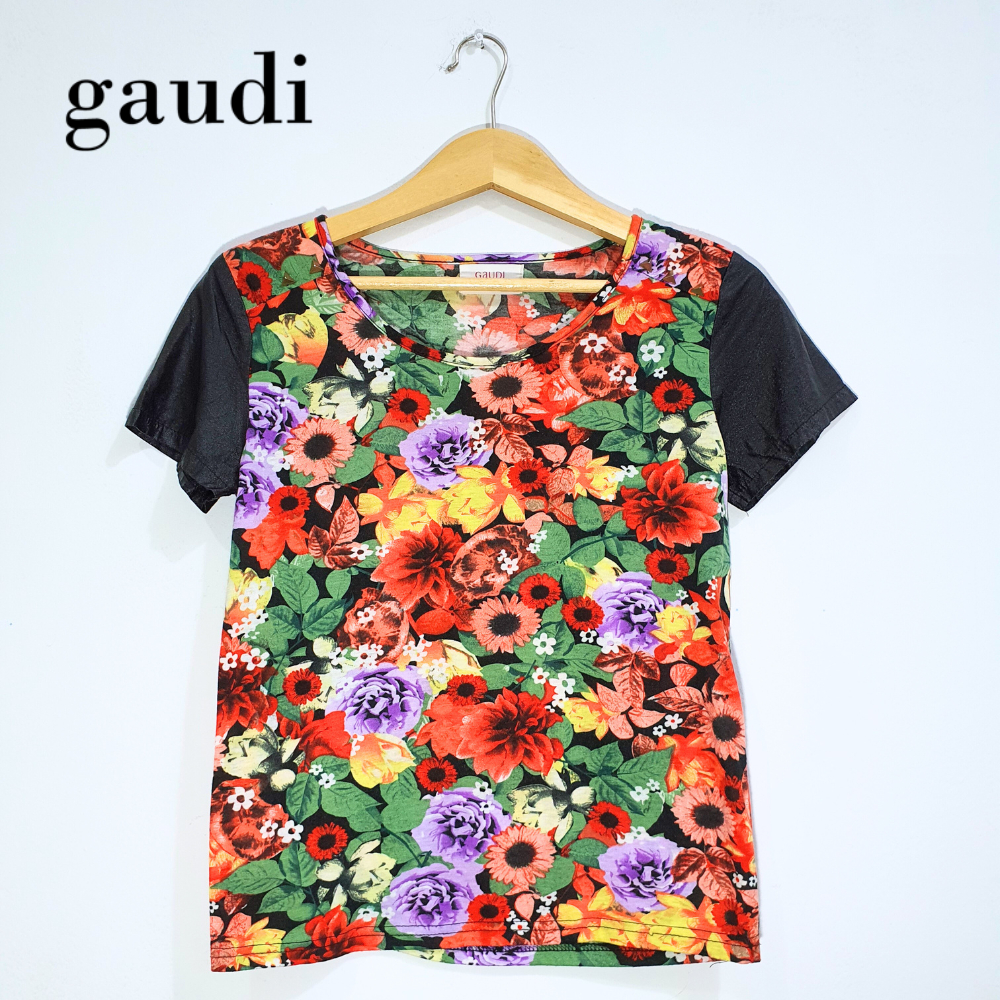 Gaudi Baju Kaos Motif Bunga-Bunga