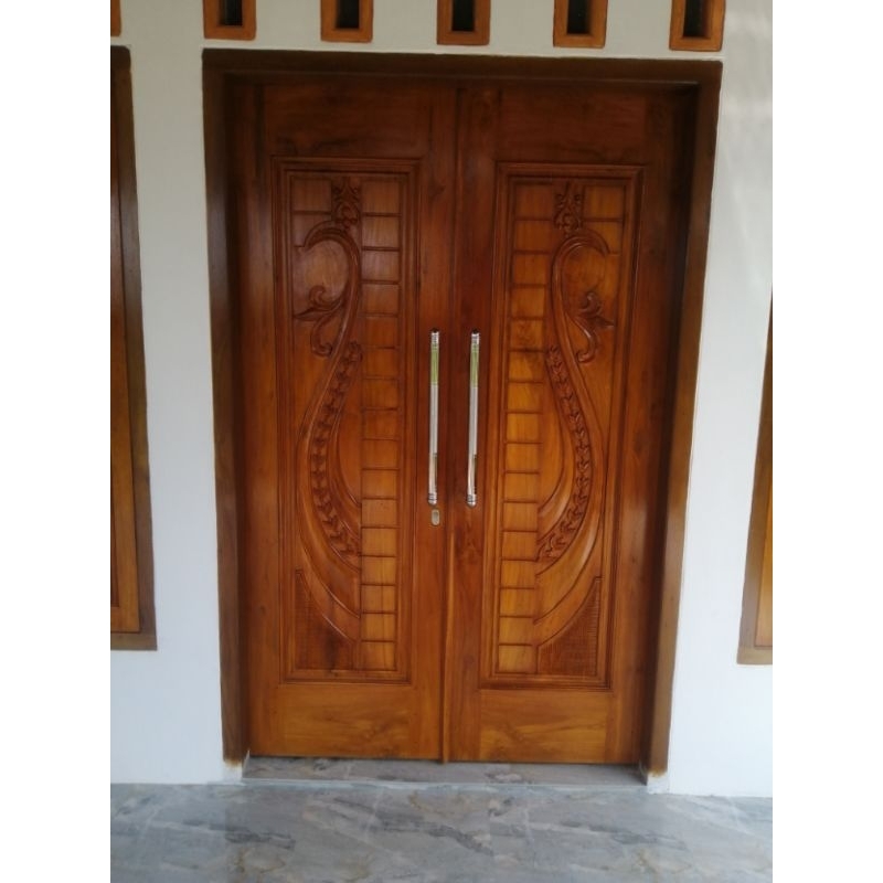 Pintu kupu tarung dan kusen