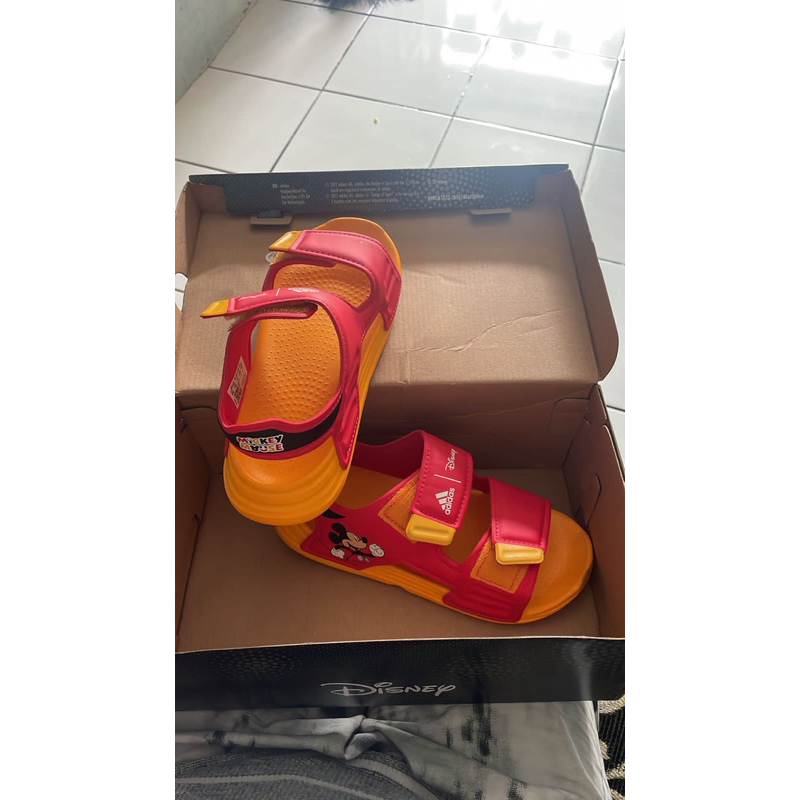 Adidas altaswim disney like new (SOLD)