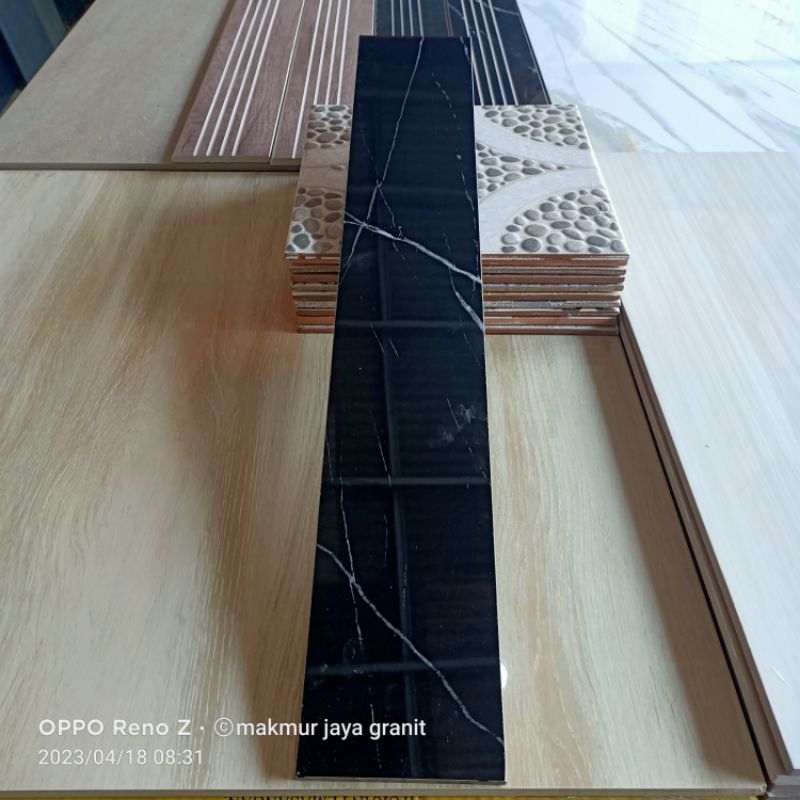 plint granit 10x60 hitam corak glossy