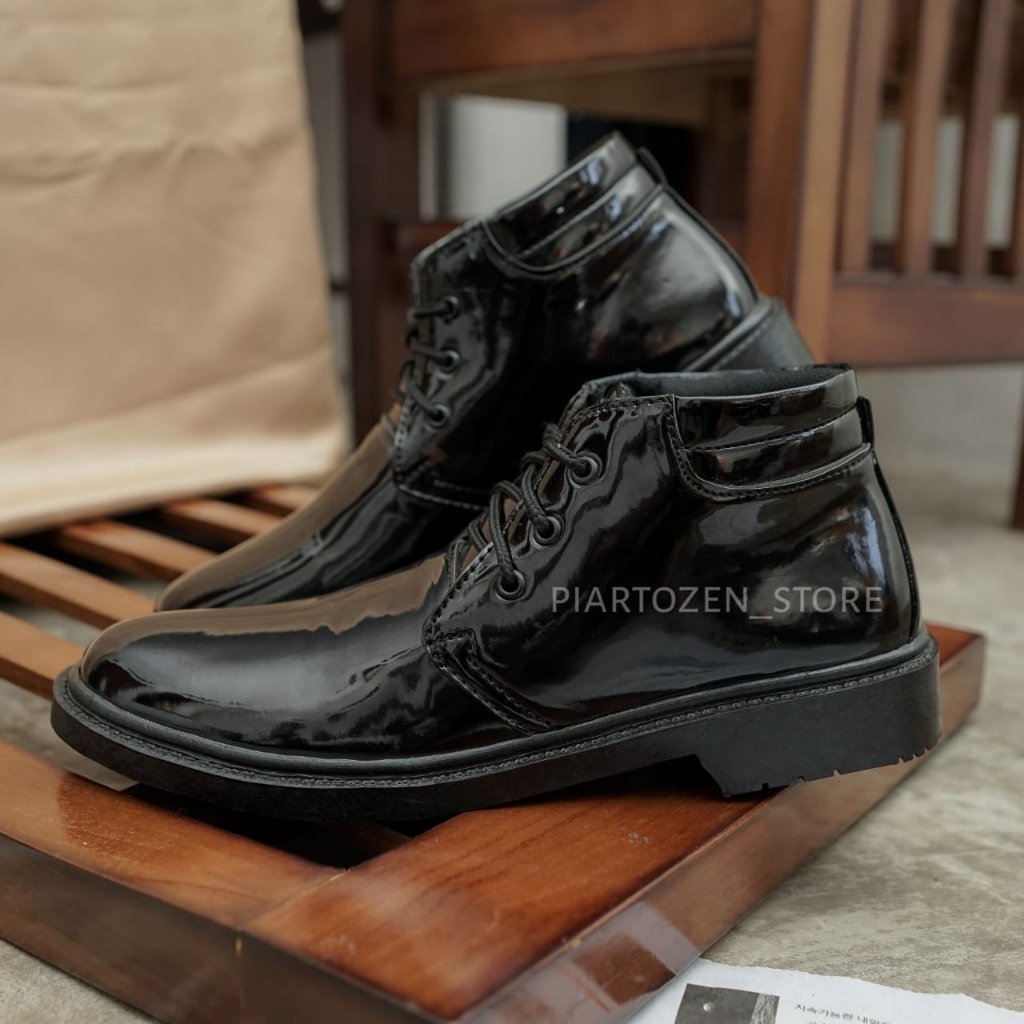 Sepatu PDH Pria untuk Dinas Paskibra, POLRI, TNI, dan Satpam, Model Tali 3, Warna Hitam Doff, Terbuat dari Kulit Sintetis.