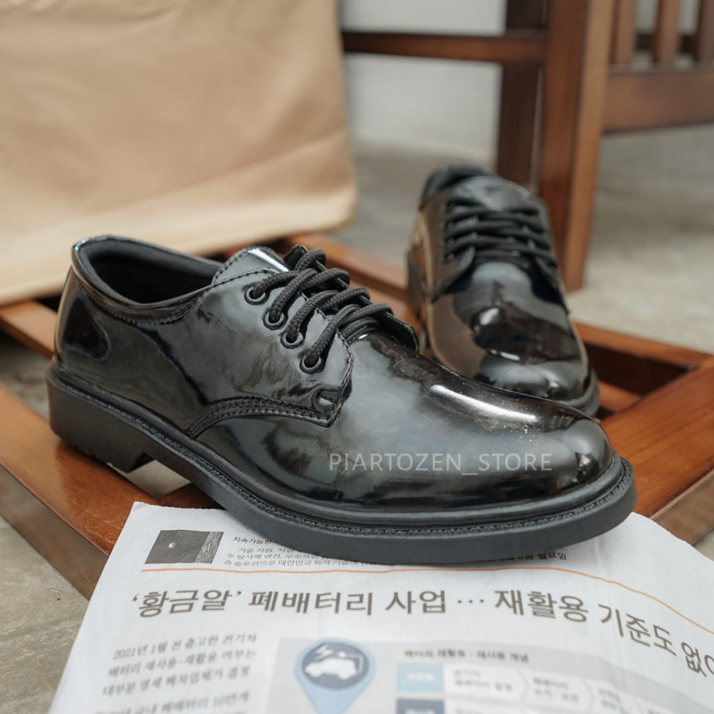 Sepatu PDH Pria Model Pendek Tali Pentopel untuk Dinas Kantor, Warna Hitam Mengkilap, Bahan Kulit Sintetis.