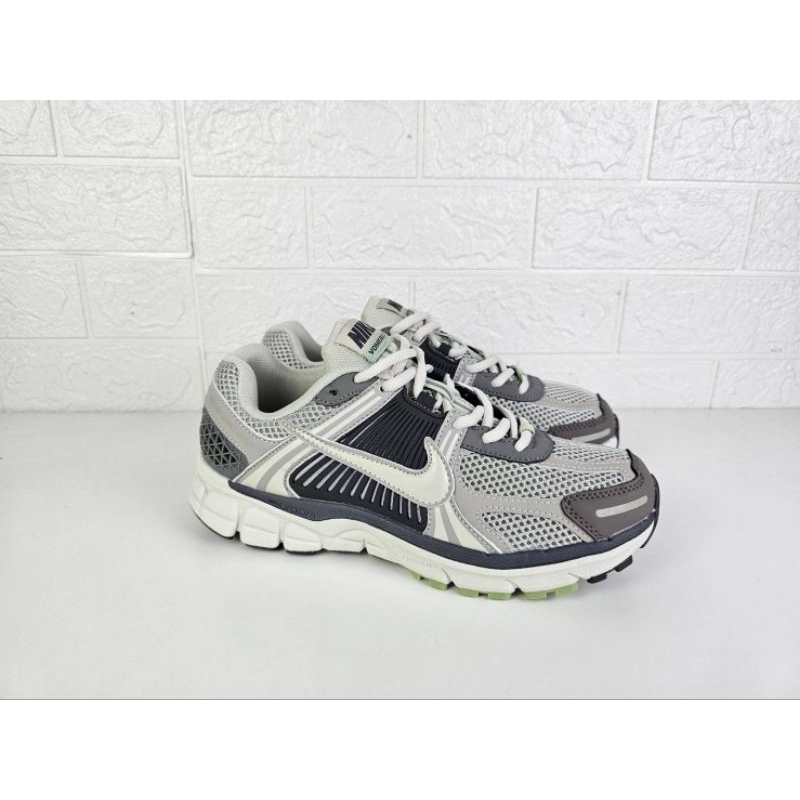 Sepatu Nike Zoom Vomero 5 - Light Bone