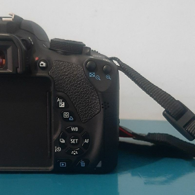 KAMERA CANON 700D (second seperti baru) / camera / DSLR / mirrorless / fullset / 700D 750D 650D 600D 550D 500D / flip kamera