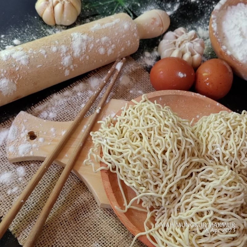 

Mie basah untuk mie ayam Berkualaitas, harga kompetitif. Mie lebih kenyal dan tidak gampang medok..