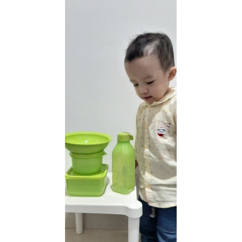 Set tempat makan anak Tupperware