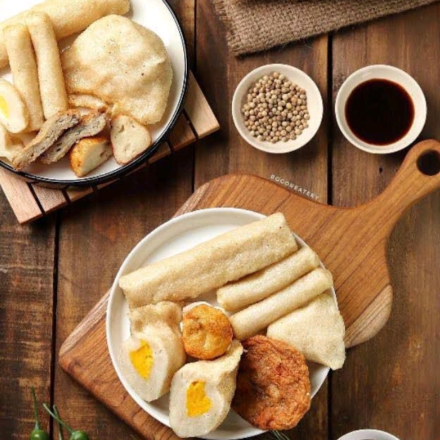 

Pempek Palembang (isi 25pcs), mantap cukonya, terasa ikan tenggirinya, dijamin enak