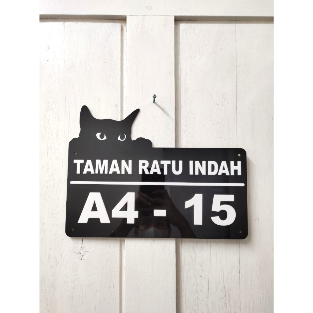 PAPAN PLAT NOMOR RUMAH AKRILIK KITTEN CAT KITTEN 2MM 40X22CM HITAM PUTIH CUSTOME REQUEST MOTIF TIMBUL