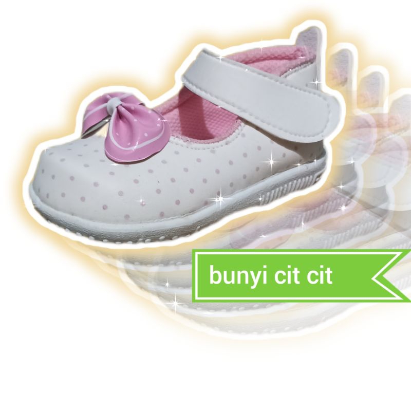 Sepatu bunyi anak bayi perempuan