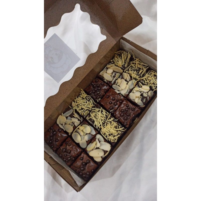 

Brownies sekat 22x10cm(18 potong)