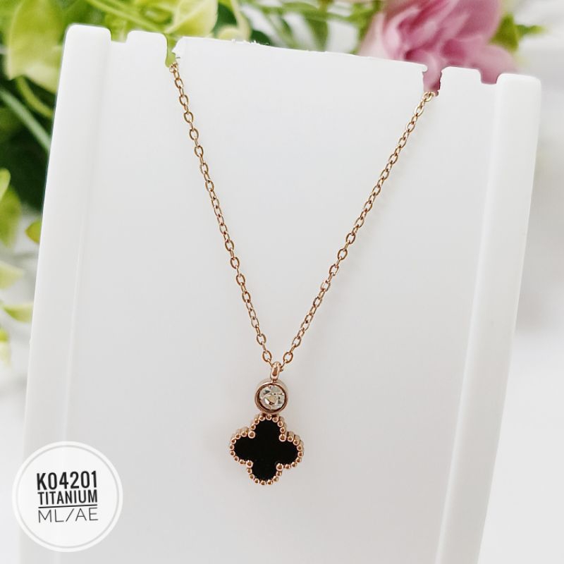 Kalung titanium rantai clover K04201