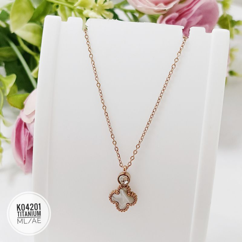 Kalung titanium rantai clover K04201