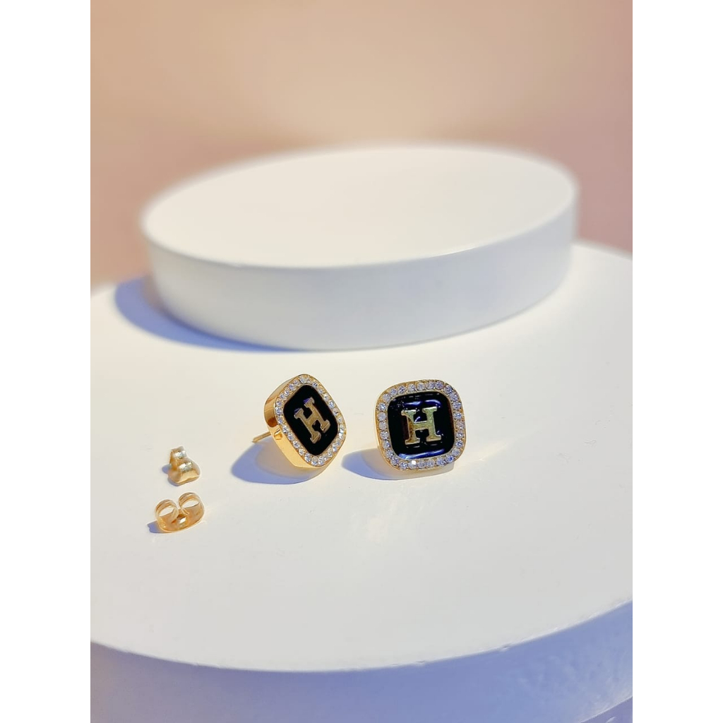 Anting H mata kotak hitam model tusuk titanium anti karat